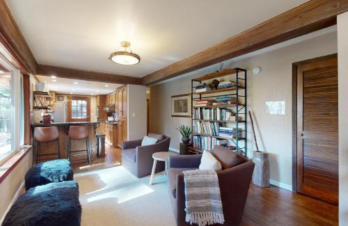 Round Hill Village Casa | The Chalet