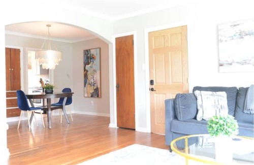 Grandview Heights Apartamento | The Charleston Hot Tub Patio King Bed Fast WiFi Near OSU, Victorian Village