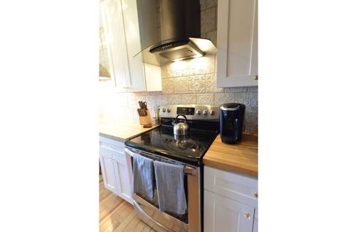 Grandview Heights Apartamento | The Charleston Hot Tub Patio King Bed Fast WiFi Near OSU, Victorian Village