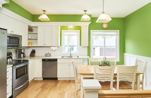 Holland Casa | "The Charleston" Luxury Townhome, Pool, Hot Tub, Golf Membership, Near Lake and Beaches