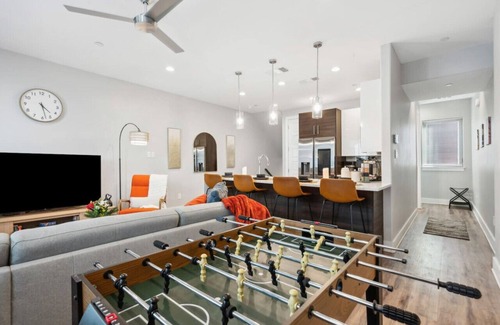 Fort Worth Casa | The Charm :2BD In the Heart of Magnolia & Stylish!