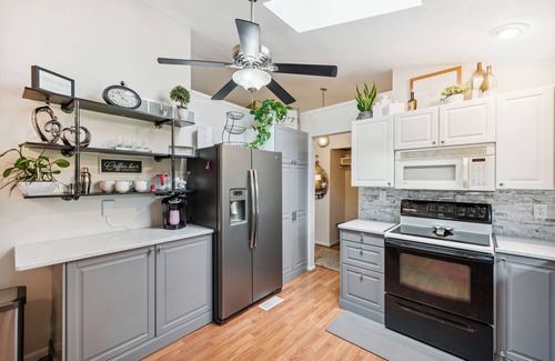 Roselawn Finance Condominio | The charm of Cincinnati in a spacious 3-bedroom condo, WiFi, A/C, and more.