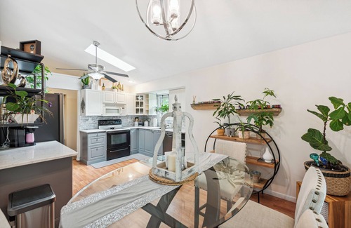 Roselawn Finance Condominio | The charm of Cincinnati in a spacious 3-bedroom condo, WiFi, A/C, and more.