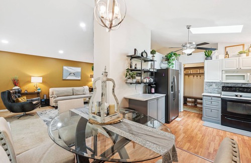 Roselawn Finance Condominio | The charm of Cincinnati in a spacious 3-bedroom condo, WiFi, A/C, and more.