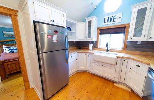 Glenn Cabaña | The charming Glenn Cottage! Walk to Lake Michigan!