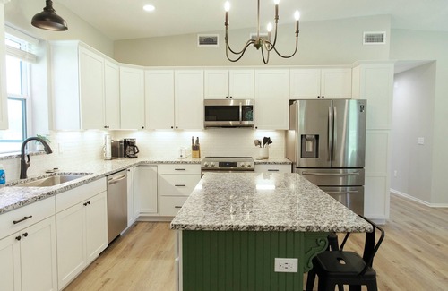 Tulsa Otro | The charming Scissortail Farmhouse on land with hot tub minutes from downtown!