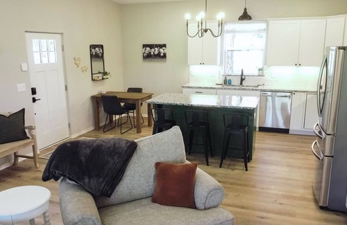Tulsa Otro | The charming Scissortail Farmhouse on land with hot tub minutes from downtown!