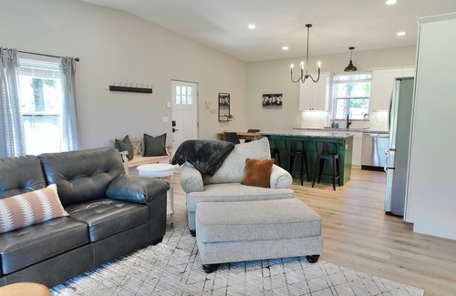 Tulsa Otro | The charming Scissortail Farmhouse on land with hot tub minutes from downtown!