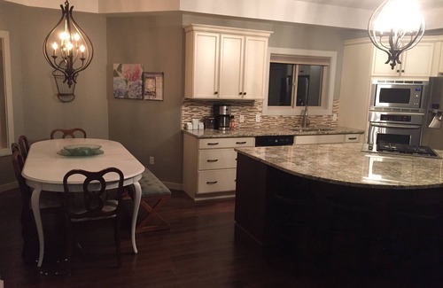 North End Casa | BOUTIQUECHATEAU LAKEVIEW 5 MINS 2 LAKE HOTTUB PISCINA ALAIRE LIBREFP,COMEDOR BBQ