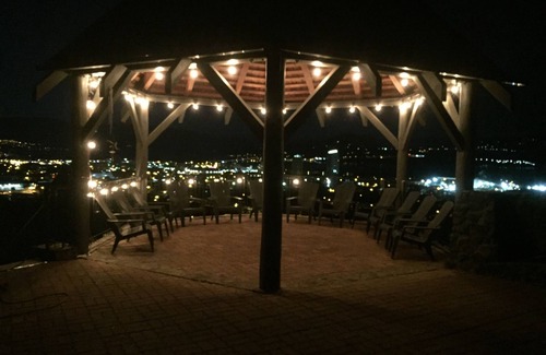 North End Casa | BOUTIQUECHATEAU LAKEVIEW 5 MINS 2 LAKE HOTTUB PISCINA ALAIRE LIBREFP,COMEDOR BBQ
