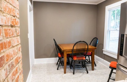 Dahlonega Cabaña | The Chestnut Cottage—5 minute walk to Dahlonega Square