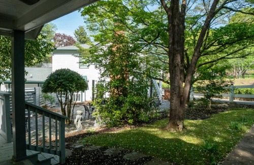 Dahlonega Cabaña | The Chestnut Cottage—5 minute walk to Dahlonega Square