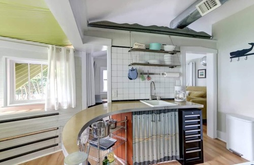 Cuyler - Brownsville Casa | The Chicken Shack, Funky | Eclectic | Dog-Friendly