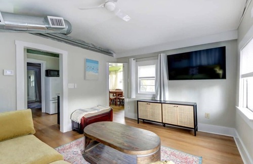 Cuyler - Brownsville Casa | The Chicken Shack, Funky | Eclectic | Dog-Friendly
