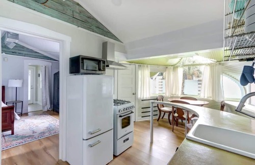 Cuyler - Brownsville Casa | The Chicken Shack, Funky | Eclectic | Dog-Friendly