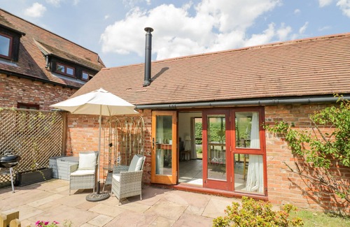 Uckington Cabaña | THE CHICKEN SHED, romantic, with open fire in Barford