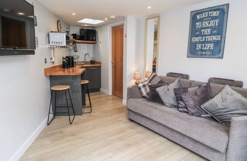 Cannards Grave Cabaña | THE CHILL GARDEN ROOM, pet friendly, with a garden in Shepton Mallet
