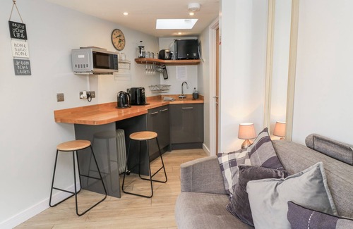 Cannards Grave Cabaña | THE CHILL GARDEN ROOM, pet friendly, with a garden in Shepton Mallet