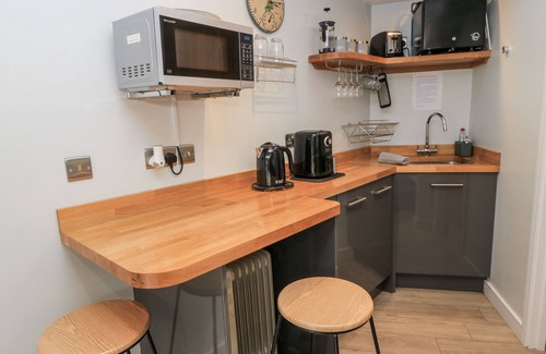 Cannards Grave Cabaña | THE CHILL GARDEN ROOM, pet friendly, with a garden in Shepton Mallet