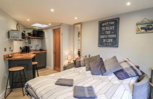 Cannards Grave Casa | The Chill Garden Room