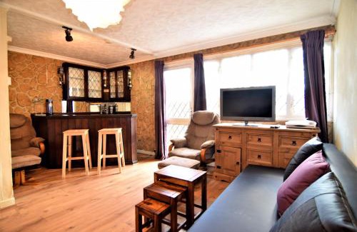 Bordesley Casa | The Chinatown Home - Private Garden, NETFLIX, BBQ & Bar