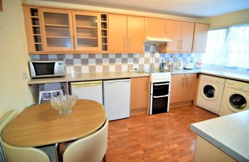 Bordesley Casa | The Chinatown Home - Private Garden, NETFLIX, BBQ & Bar