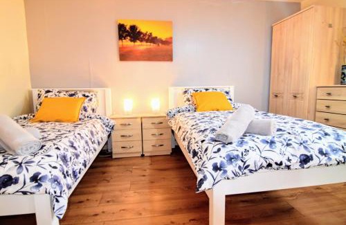 Bordesley Casa | The Chinatown Home - Private Garden, NETFLIX, BBQ & Bar