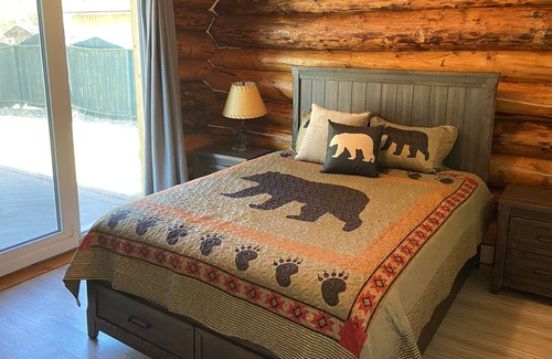 College Cabina | The Chinook Log Cabin