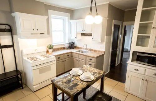 The Hill Casa | The Chocolate Suite - Walkable and Peaceful home