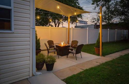 The Hill Casa | The Chocolate Suite - Walkable and Peaceful home