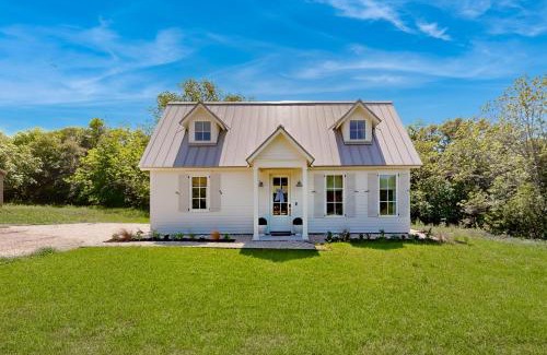 Brenham Casa | The Christmas Hill Cottages