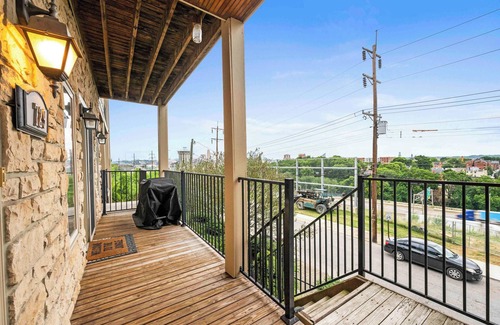 Covington Condominio | The Cincy Staycation - City Views