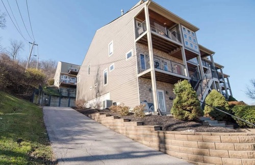 Covington Condominio | The Cincy Staycation - City Views