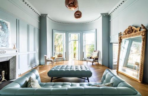 Upper Town Apartamento | The Circus Apartment with Terrace & Free Parking