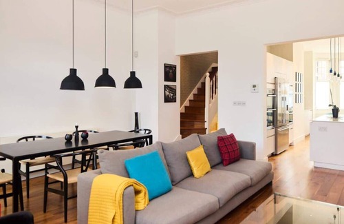 Northcote Casa | The Clapham Crib - Spacious 4 Bdr House with Patio