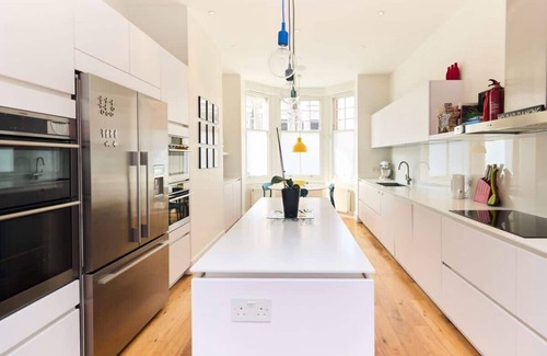 Northcote Casa | The Clapham Crib - Spacious 4 Bdr House with Patio