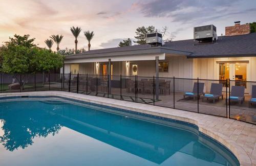 Tonka Vista Casa | The Claremont - Chic Luxe Putting Green & Pool