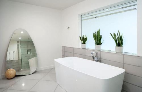 Tonka Vista Casa | The Claremont - Chic Luxe Putting Green & Pool