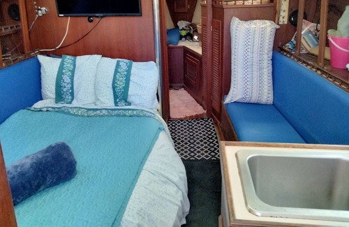 Stuart Alquiler De Eote | The Classy Sailor a 31' Sloop at dock in Manatee Pocket Entertainment District