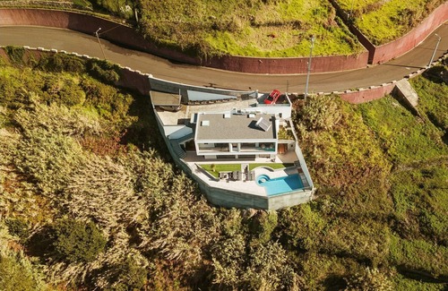 Faja da Ovelha Casa | The Cliffhouse by LovelyStay
