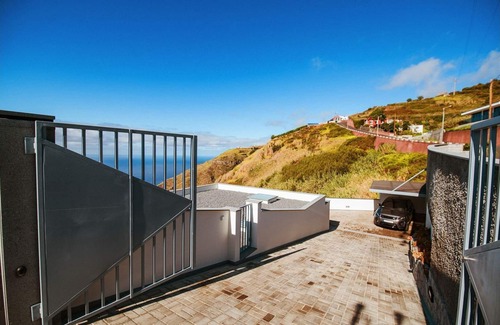 Faja da Ovelha Casa | The Cliffhouse by LovelyStay
