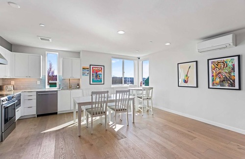 East Queen Anne Apartamento | The Clock Tower Sweet Suite