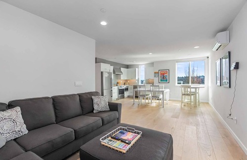 East Queen Anne Apartamento | The Clock Tower Sweet Suite