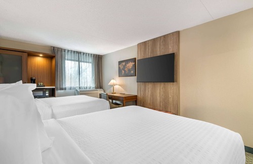 Cohoes Hotel | The Clocktower Hotel at Century House, Ascend Hotel Collection