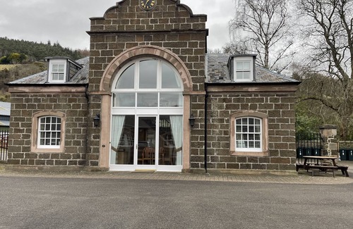 Perth Cabaña | THE CLOCKTOWER, pet friendly, character holiday cottage in Perth