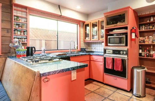 Hollywoodland Casa | Rock n Roll History House justo debajo del signo HOLLYWOOD