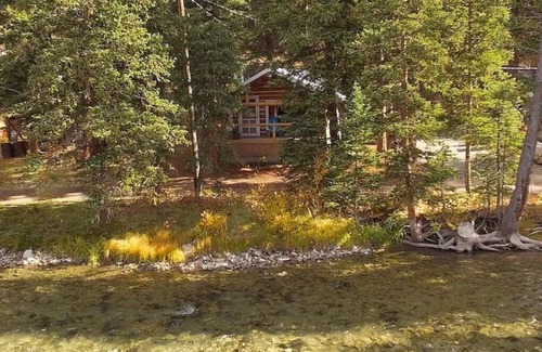 Gallatin Gateway Cabina | The closest you'll get to the Gallatin River