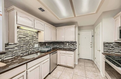 Georgetown Casa | The Clover House Georgetown is the perfect getaway for families or workers seeking a home base while in town. This charming retreat features a warm, inviting interior with modern amenities, a fully equipped kitchen, and comfortable living spaces.