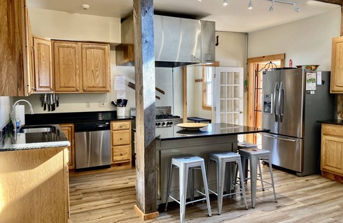 Ludlow Cabina | The Clubhouse -11 BR Downtown, 7 Bath on shuttle, capacidad para 34