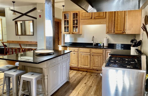 Ludlow Cabina | The Clubhouse -11 BR Downtown, 7 Bath on shuttle, capacidad para 34